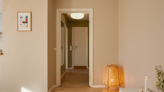 Gulvene er belagt med laminat.