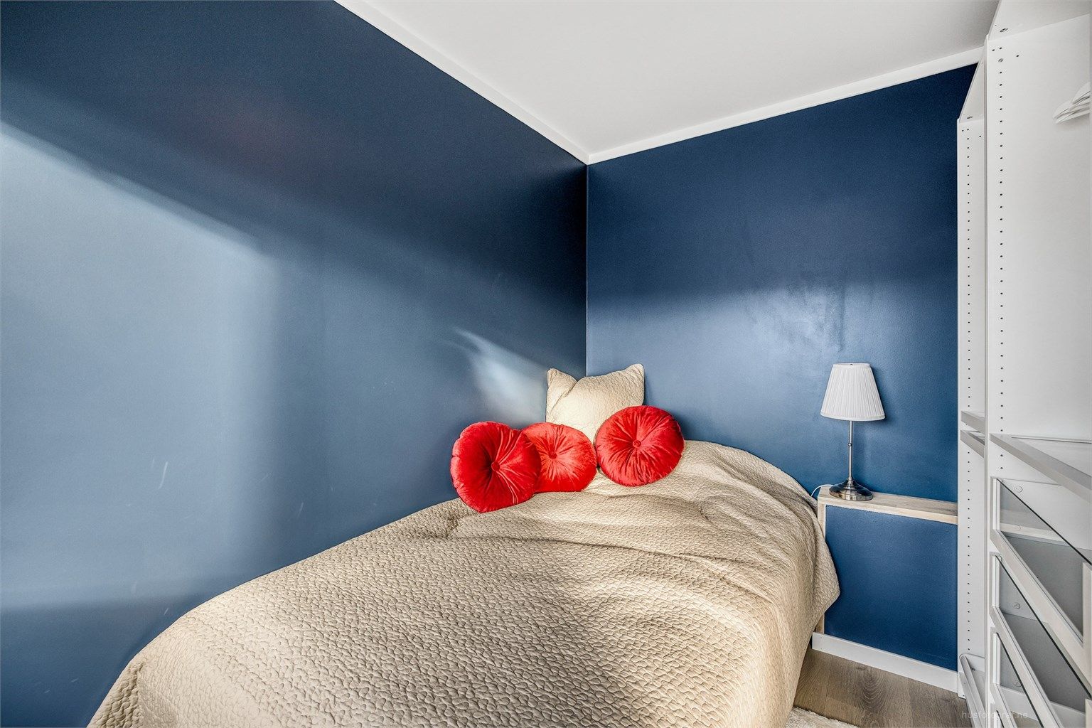 Leiligheten har fjernvarmeanlegg med radiatorer (vannbåren varme), disse er pt. ute av drift og det vites ikke om disse vil bli satt i gang igjen.