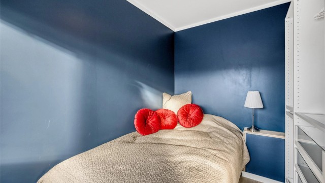 Leiligheten har fjernvarmeanlegg med radiatorer (vannbåren varme), disse er pt. ute av drift og det vites ikke om disse vil bli satt i gang igjen.