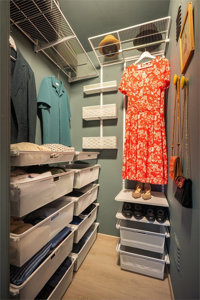 Fra hovedsoverommet er det tilgang til et lite walk-in-closet/ kott.