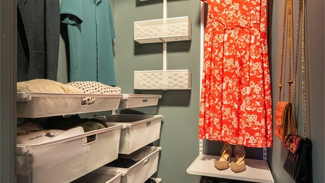 Fra hovedsoverommet er det tilgang til et lite walk-in-closet/ kott.