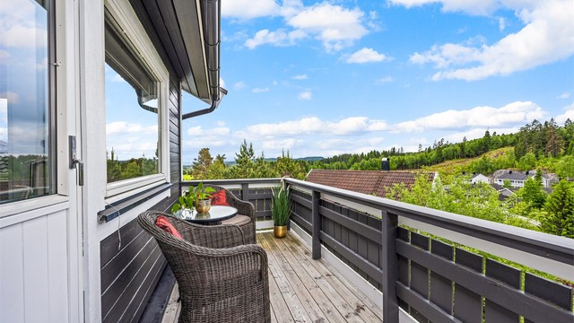 Balkongen har god plass til en sittegruppe hvor utsikten over nærområdet kan nytes.