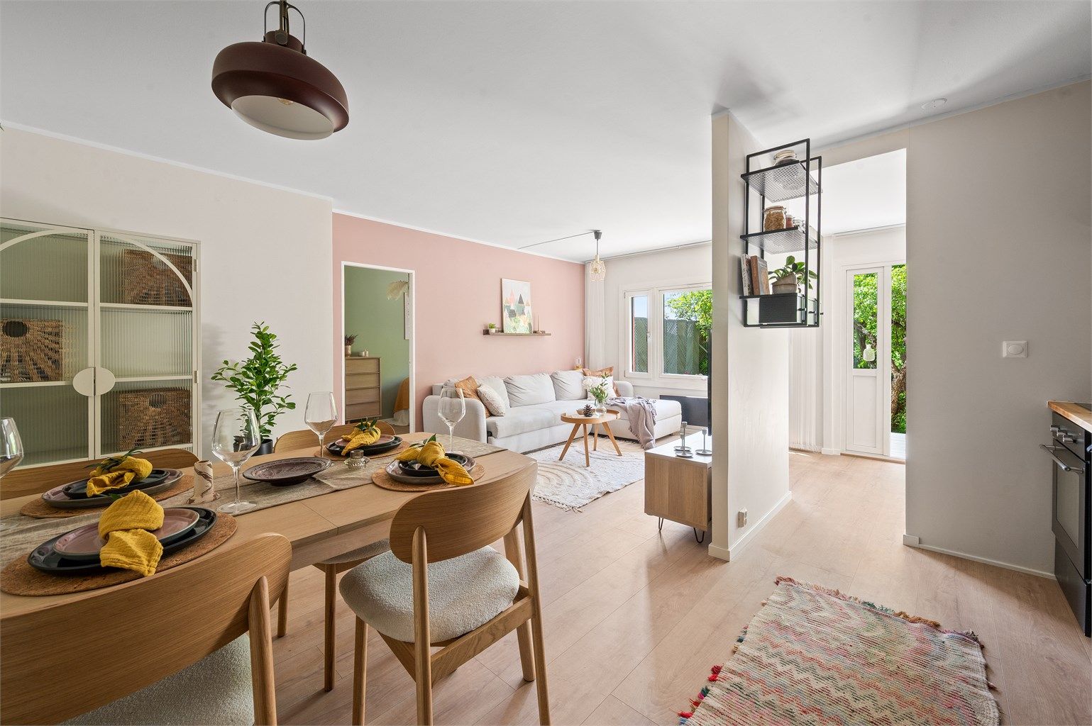 Boligen har en meget god planløsning og holder god standard. Stuen er av god størrelse med plass til sofa, tilhørende salongbord og TV-seksjon. 