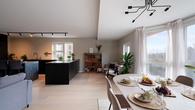 Den åpne løsningen mot kjøkkenet gjør rommet lett å møblere etter egen smak og skaper en sosial atmosfære.