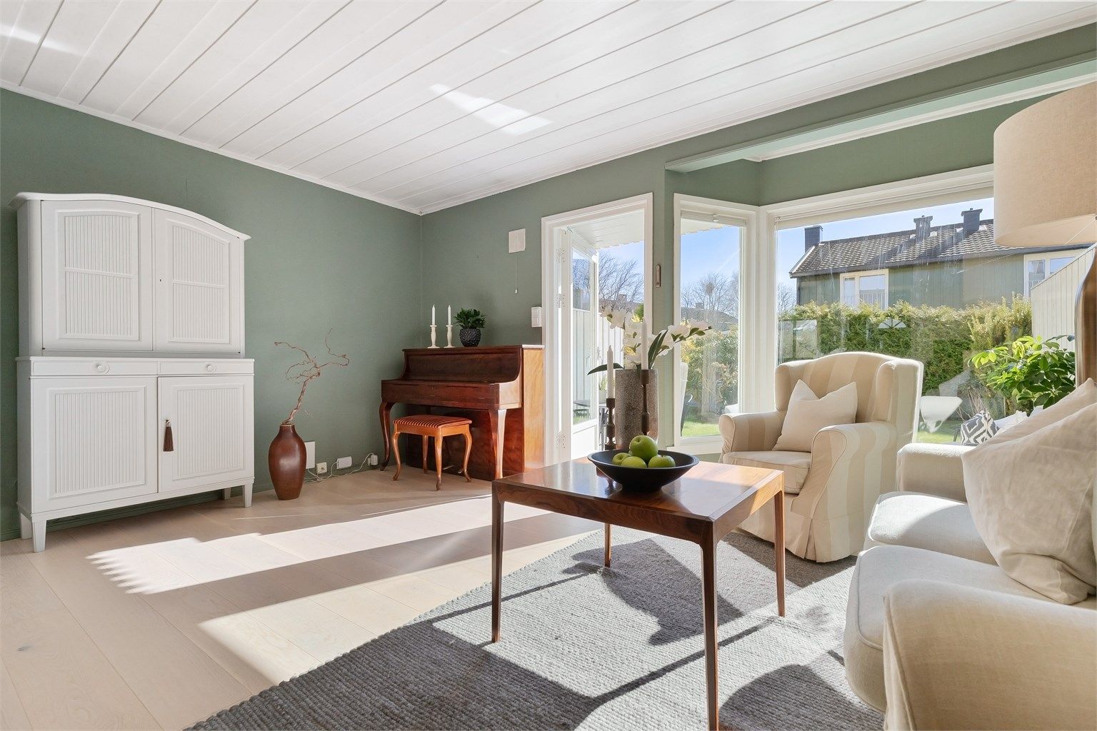 Vinduene i første etasje er fra 2011 og bidrar til god isolasjon og et stabilt inneklima.