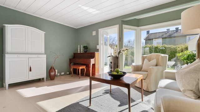 Vinduene i første etasje er fra 2011 og bidrar til god isolasjon og et stabilt inneklima.