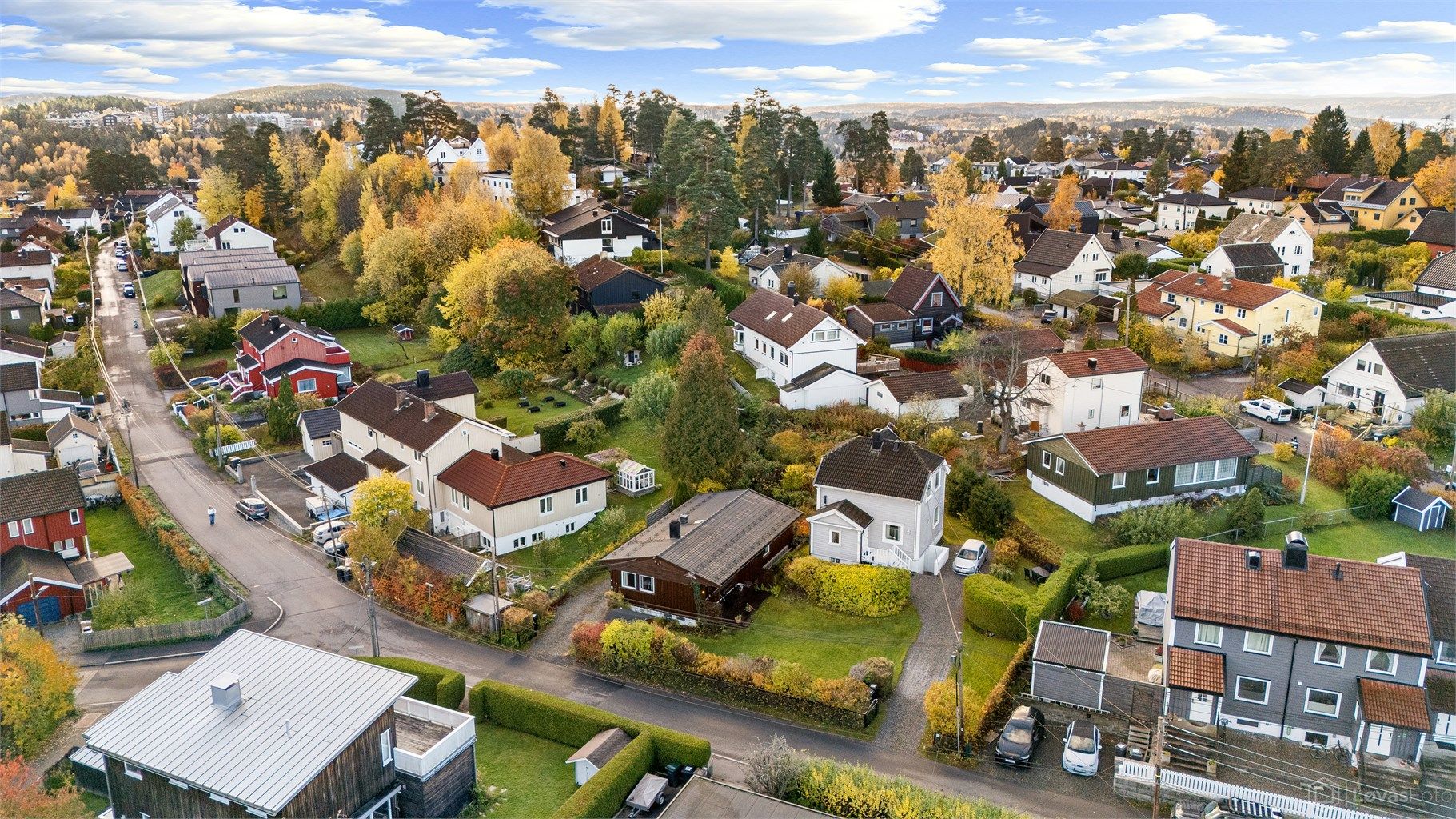 Eiendommen byr på gode muligheter for å skape et flott hjem helt etter egne ønsker. Området er kjent for sitt trygge og hyggelige nærmiljø med mange barnefamilier.
