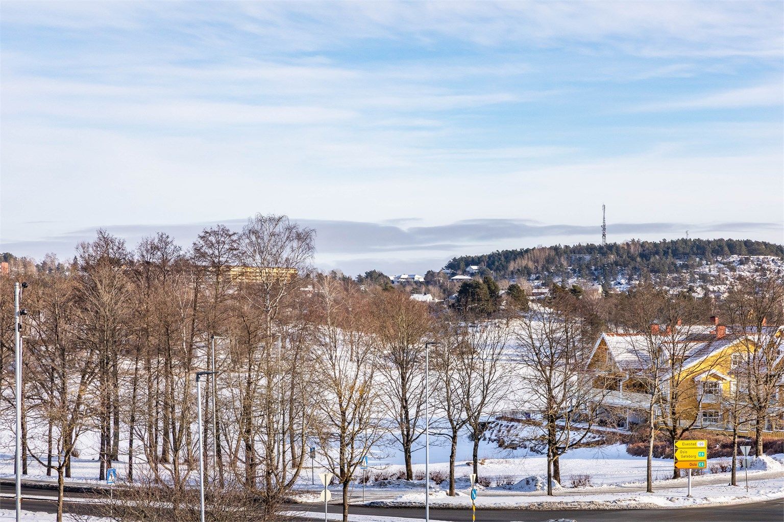 Utsikt fra balkongen mot Nesparken og Vansjø - fremhevet med zoom.