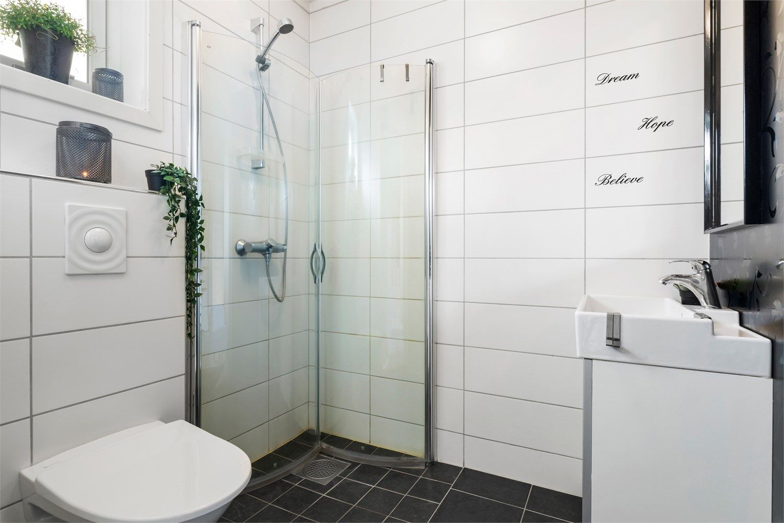 Boligen er praktisk inndelt med to fullverdige bad- ett i hver etasje. Badet i hoved/2. etasje er tidløst og har vegghengt toalett og dusjhjørne med plassbesparende foldedører