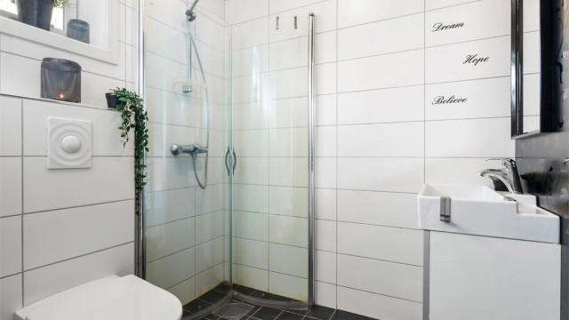 Boligen er praktisk inndelt med to fullverdige bad- ett i hver etasje. Badet i hoved/2. etasje er tidløst og har vegghengt toalett og dusjhjørne med plassbesparende foldedører