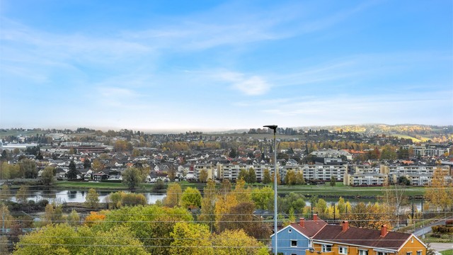 Nærområdet byr på fine rekreasjonsmuligheter og turstier langs Nitelva og Sagelva.