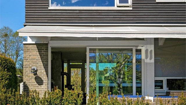 Moderne arkitektur med rene linjer og store vindusflater.