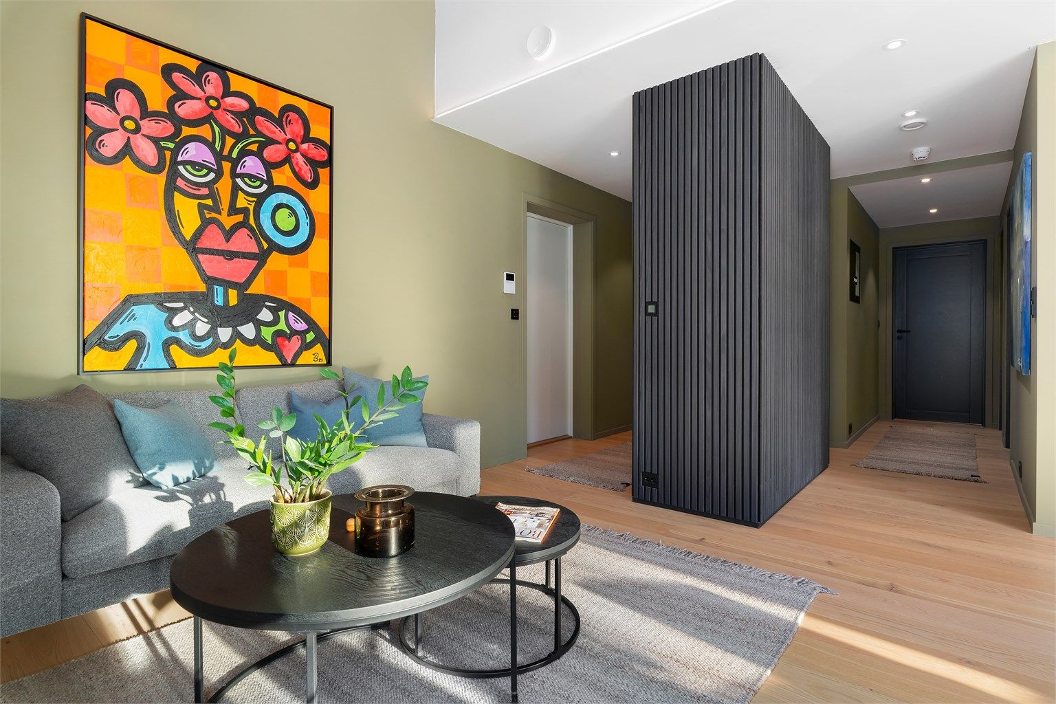 Velkommen inn! Fra entré, kommer man direkte inn i et åpent stue-kjøkkenrom på ca 27m²