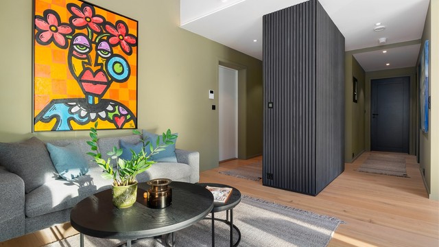 Velkommen inn! Fra entré, kommer man direkte inn i et åpent stue-kjøkkenrom på ca 27m²
