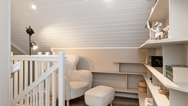 Loftsgangen binder rommene sammen og har plass til en liten lesekrok.