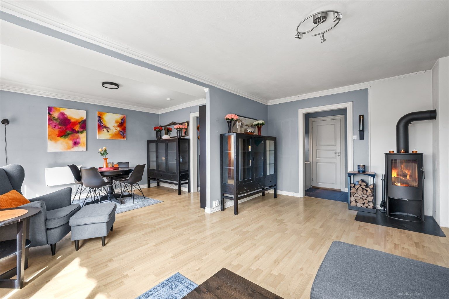 Lys og luftig stue med god plass til sitte- og spisegruppe