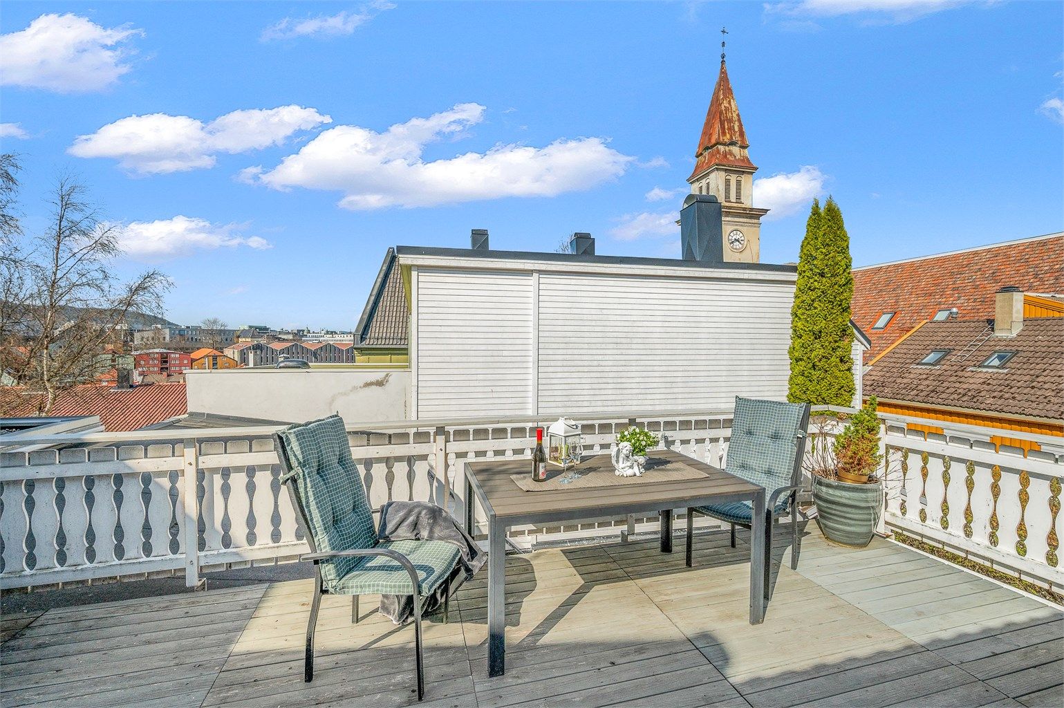 Her er det god plass til ønsket utemøblement, perfekt for både rolige kaffestunder og sosiale sammenkomster.