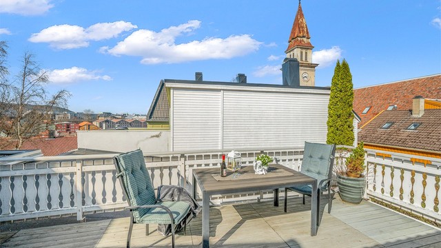 Her er det god plass til ønsket utemøblement, perfekt for både rolige kaffestunder og sosiale sammenkomster.