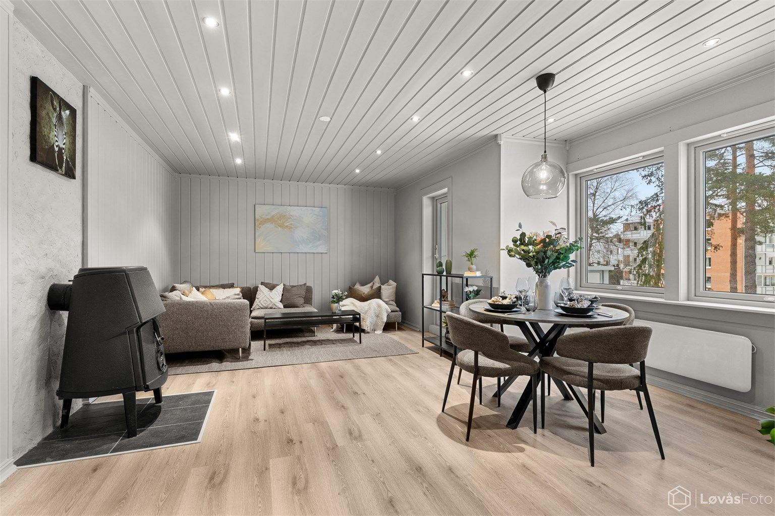 Gjennomgående nye gulv og nylig malte flater gir et helhetlig og tidsriktig inntrykk.