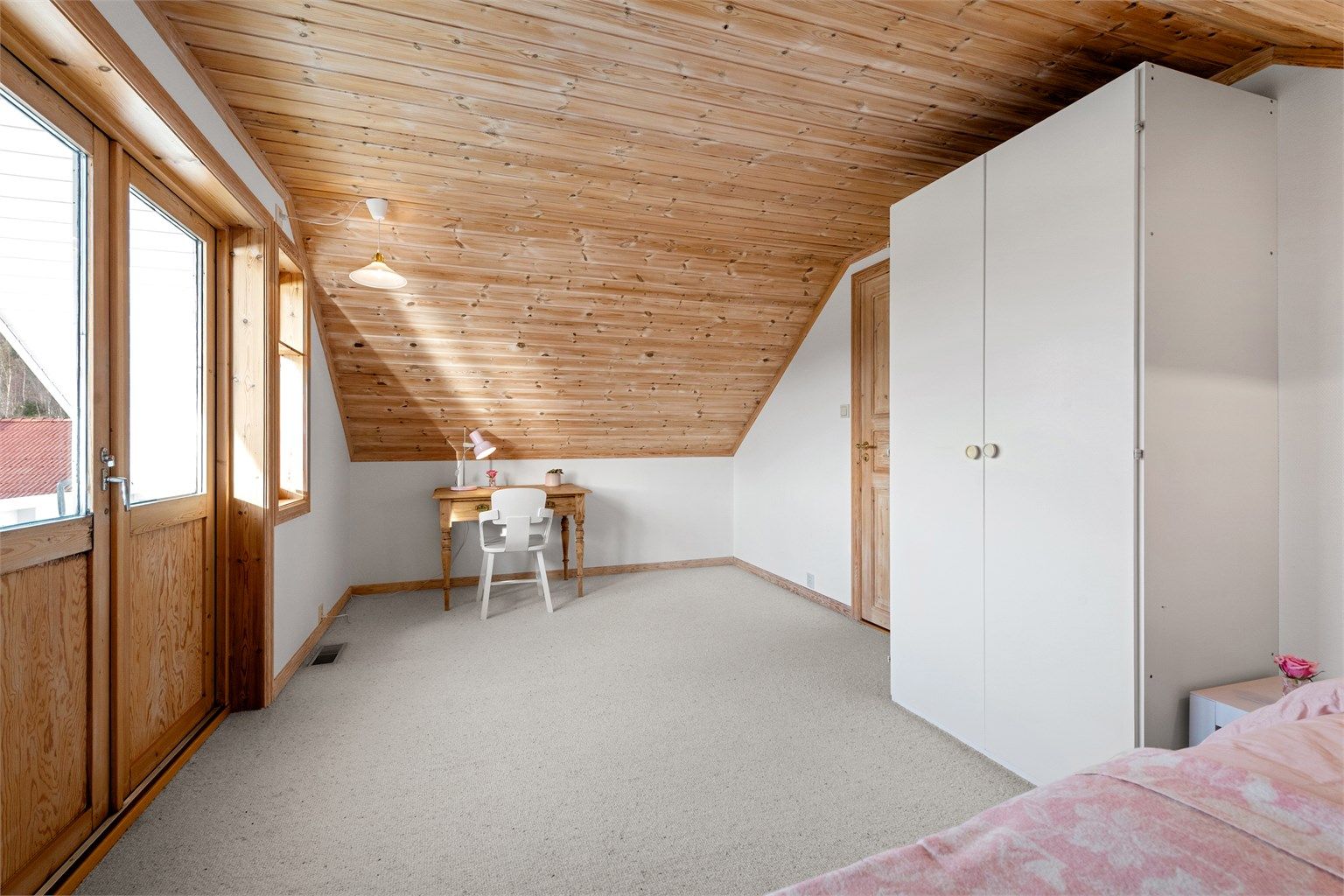 Soverom mot vest i 2. etasje med utgang til balkong 