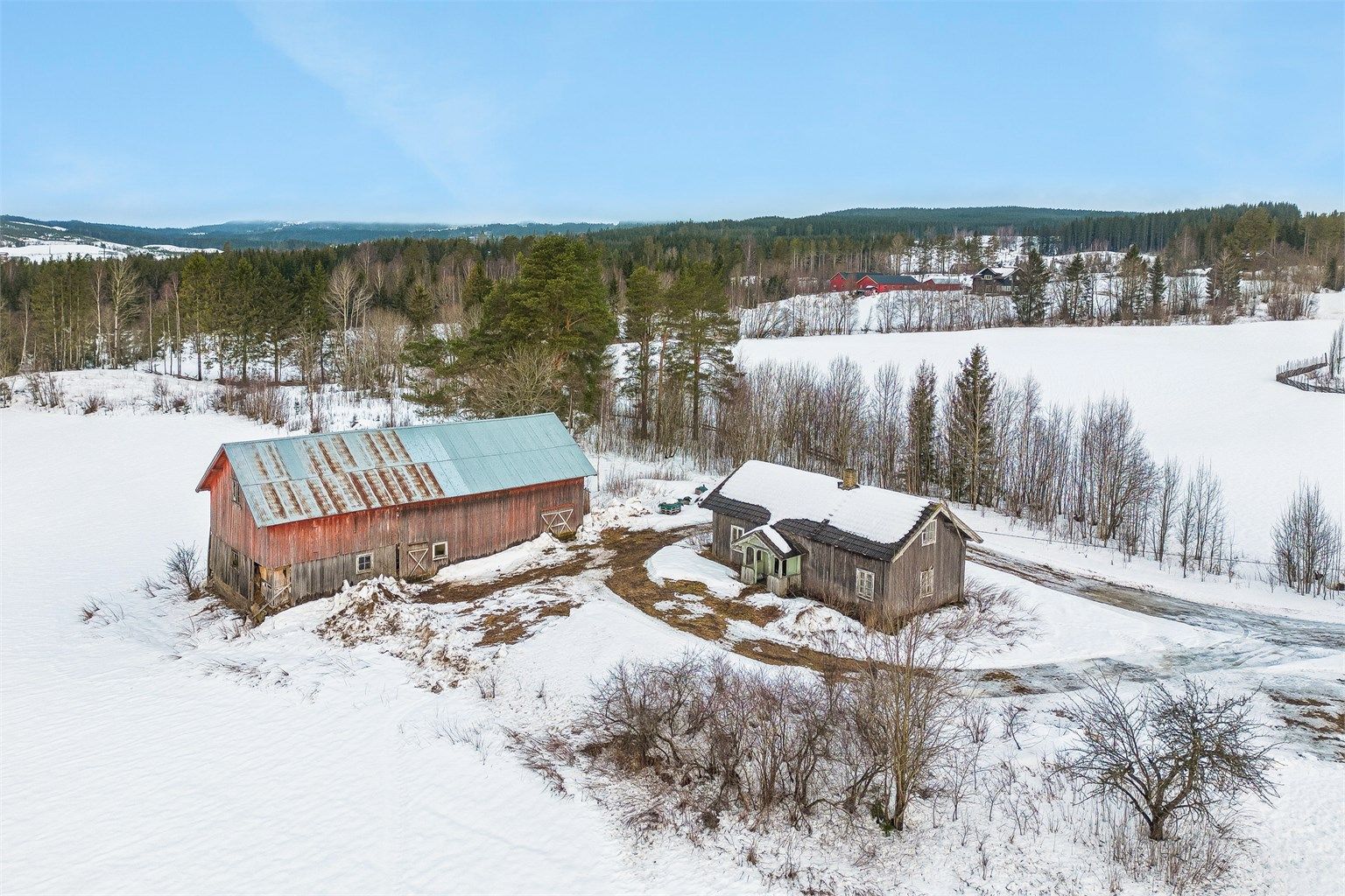 Bebyggelsen på eiendommen består av enebolig og låve som er kondemnable.