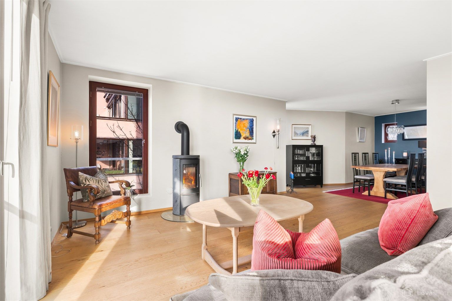 Stuen er romslig og har en peisovn som gir ekstra varme og hygge.