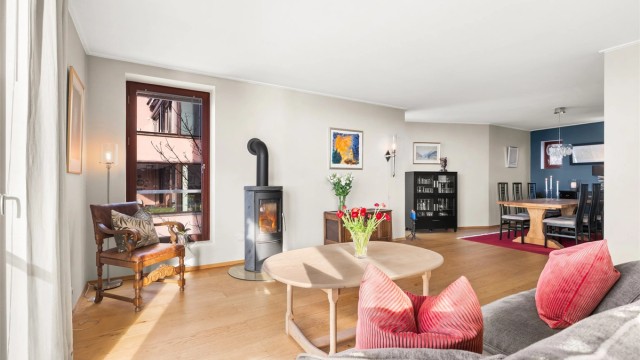 Stuen er romslig og har en peisovn som gir ekstra varme og hygge.