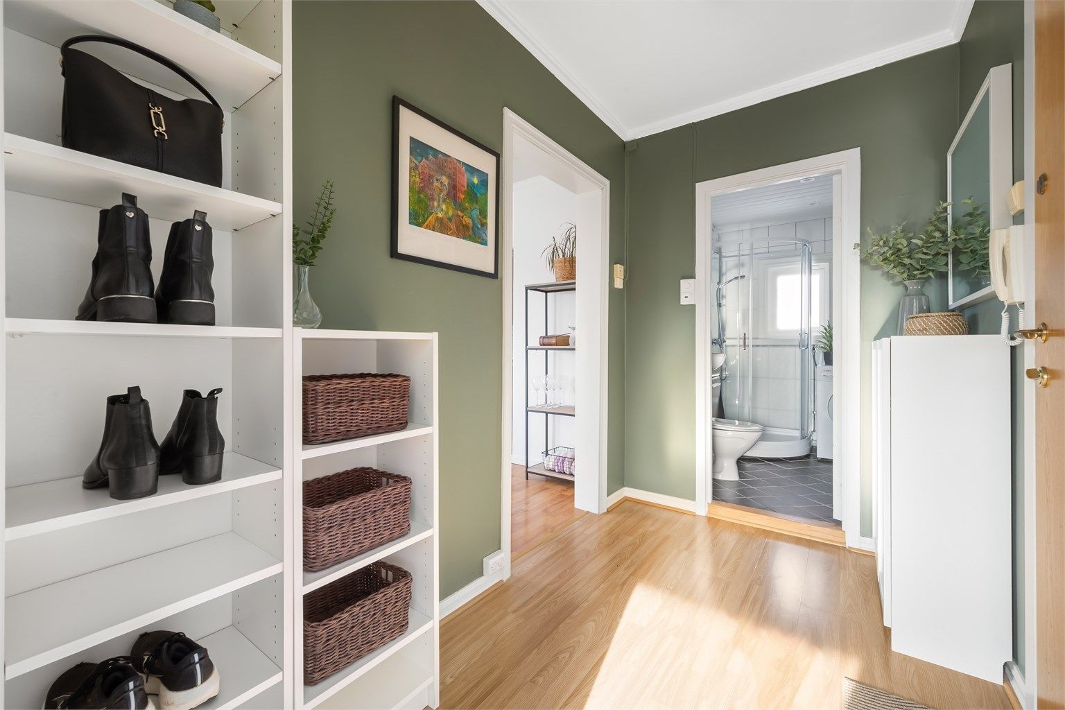 Fra entreen er det adkomst til alle rom i leiligheten, noe som gir en god flyt.