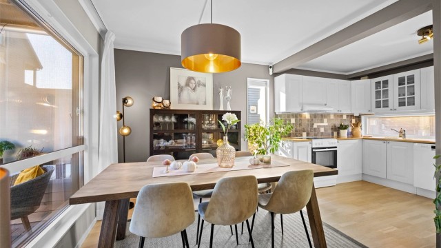 God plass til å samle familie og gjester rundt spisebordet ved kjøkkenet.