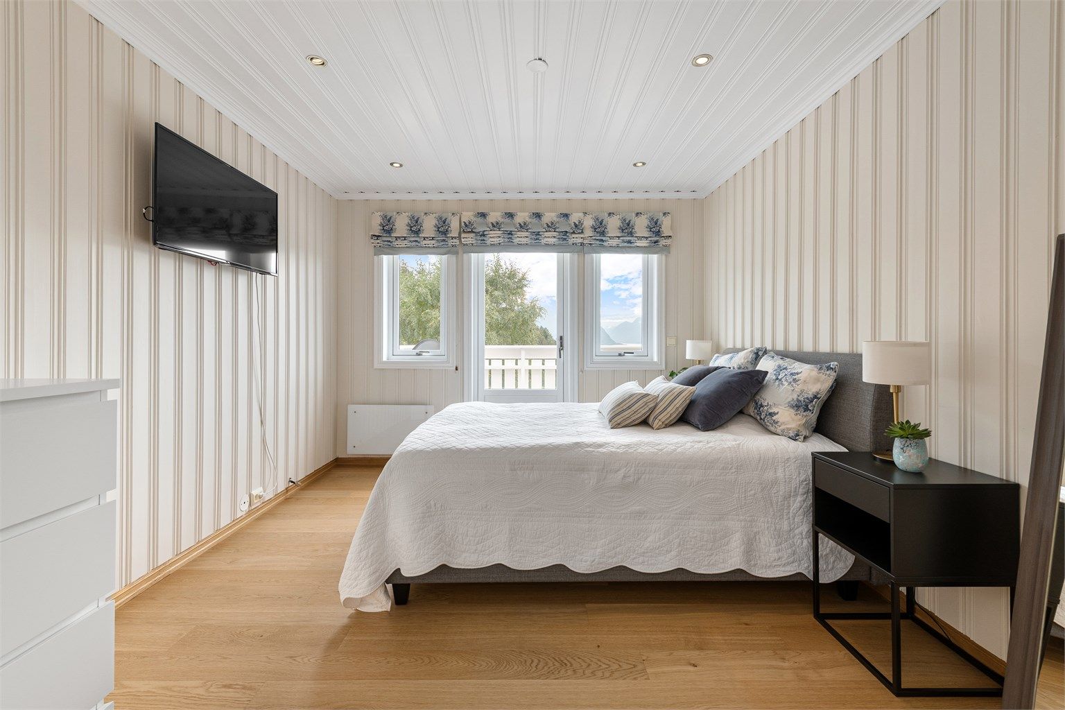 Stue på loft er i dag brukt som soverom og  har utgang til balkong med nydelig utsikt 