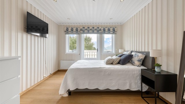 Stue på loft er i dag brukt som soverom og har utgang til balkong med nydelig utsikt