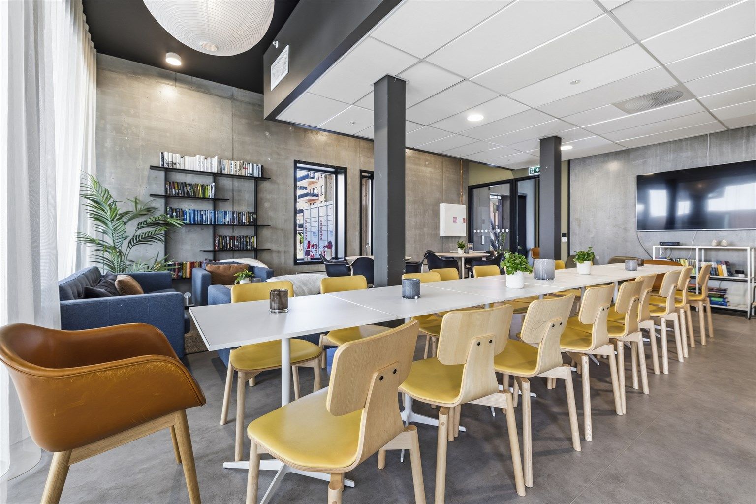 Bygget har lounge, selskapslokale, felles tv-stue og treningssenter