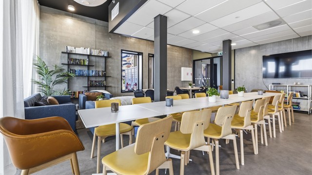Bygget har lounge, selskapslokale, felles tv-stue og treningssenter