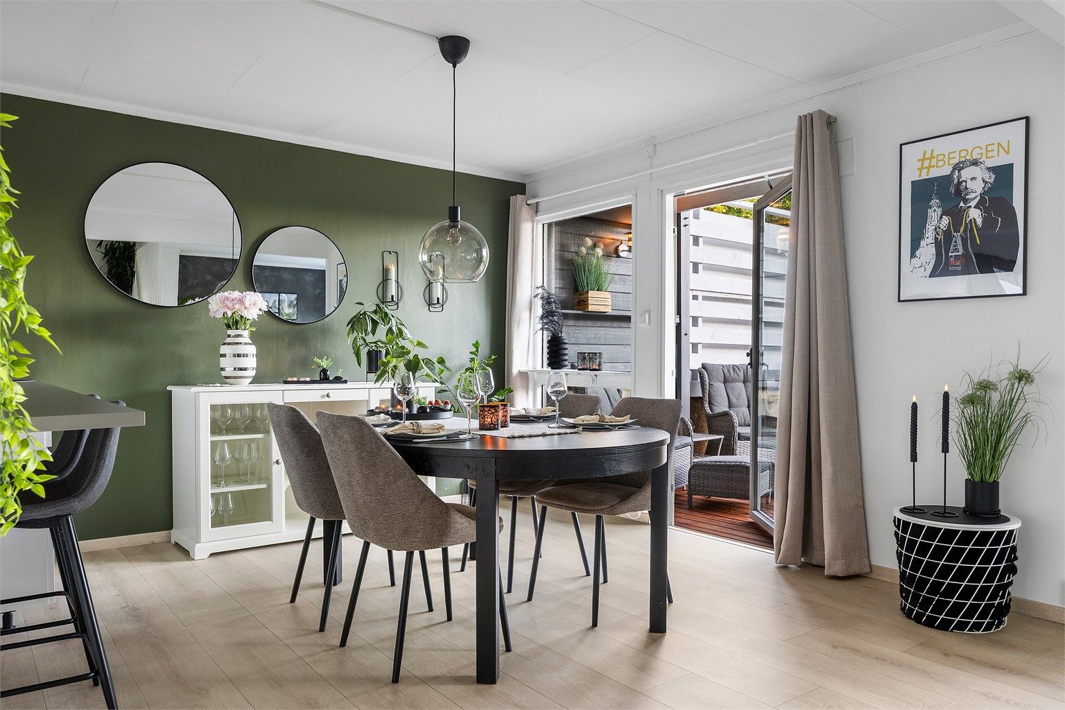 Spisestue med utgang til terrasse