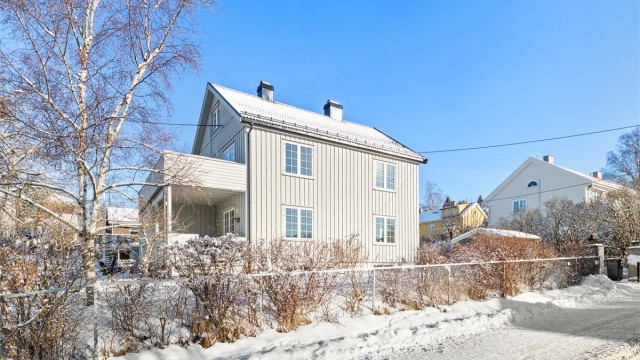 Velkommen til Sandstuveien 10 i Holtet Hageby- Stor og solrik klassisk villa | Hybel | 2 terrasser | Hage | Garasje