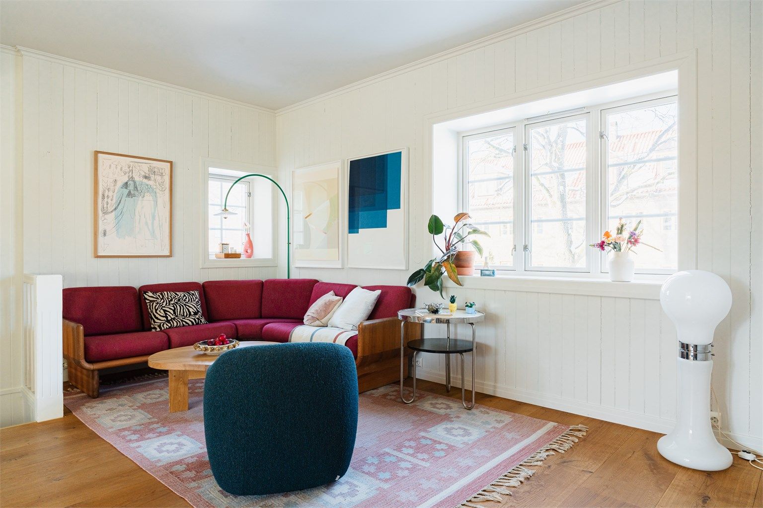 Store vindusflater og gjennomgående planløsning skaper en luftig atmosfære.