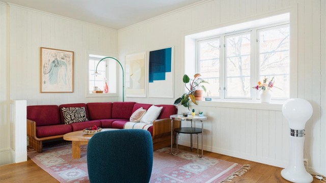 Store vindusflater og gjennomgående planløsning skaper en luftig atmosfære.