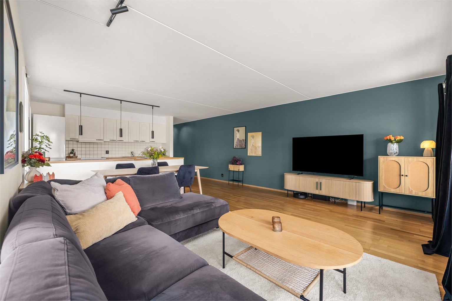 Stuen har god plass til en stor sofagruppe og TV-møblement.