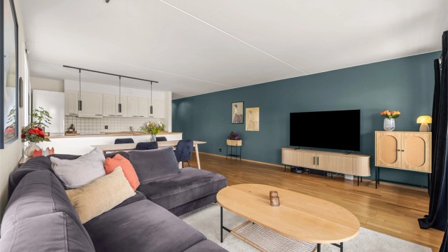 Stuen har god plass til en stor sofagruppe og TV-møblement.