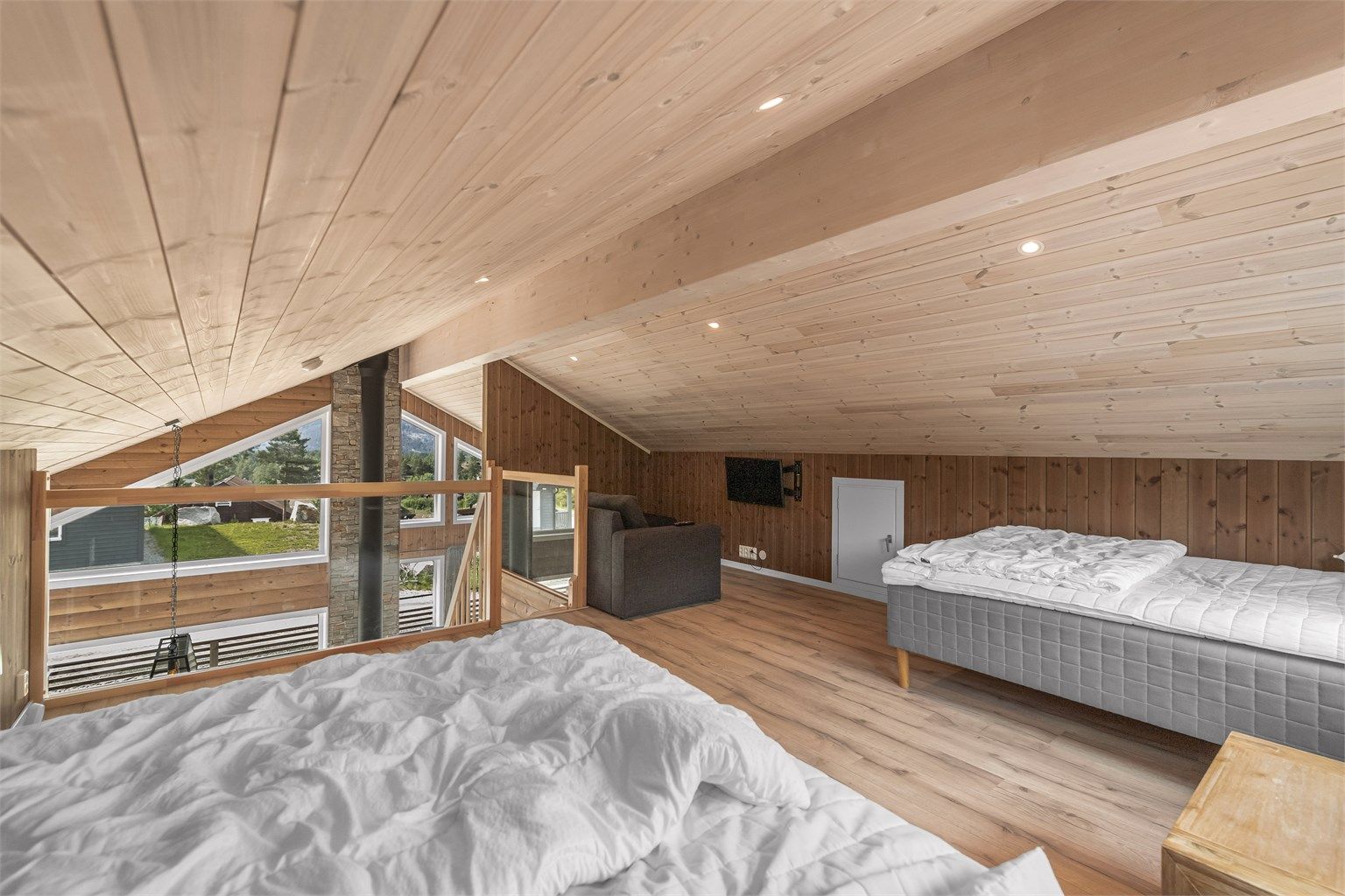 Hemsen er innredet med både salong og flere sengeplasser (ikke godkjent til varig opphold)