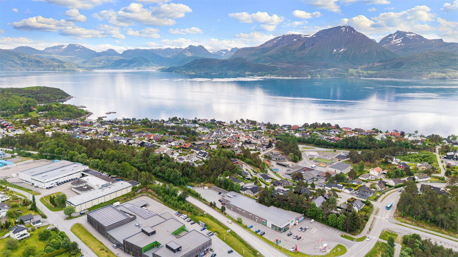 Dagligvarehandelen kan gjøres på Kiwi eller Rema 1000, begge i kort avstand.