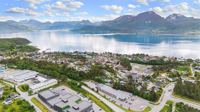 Dagligvarehandelen kan gjøres på Kiwi eller Rema 1000, begge i kort avstand.