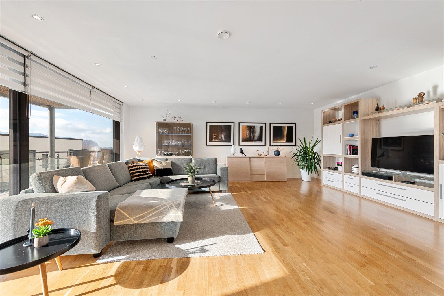 Romslig stue med god plass til stor sofagruppe 