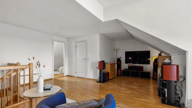Stor loftsstue med god plass til diverse soner. Deler av loftstuen har god takhøyde, mens andre deler har skråtak. Mange spennende møbleringsmuligheter her!