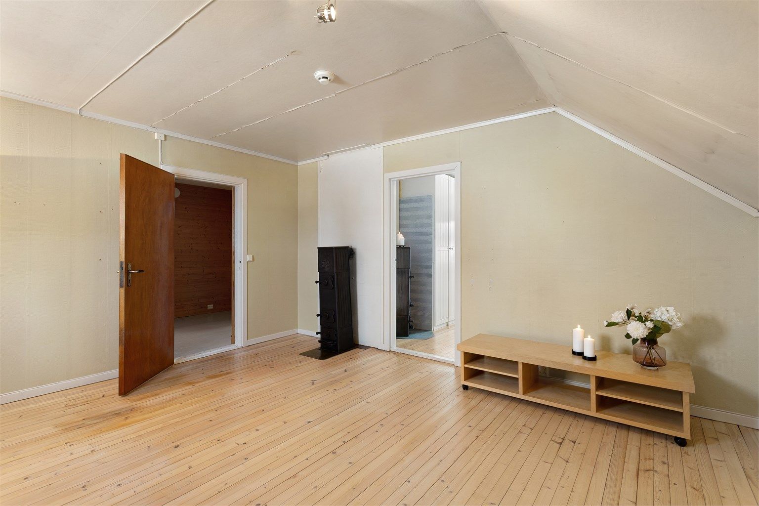 Stue i hybelen med plass til sofagruppe