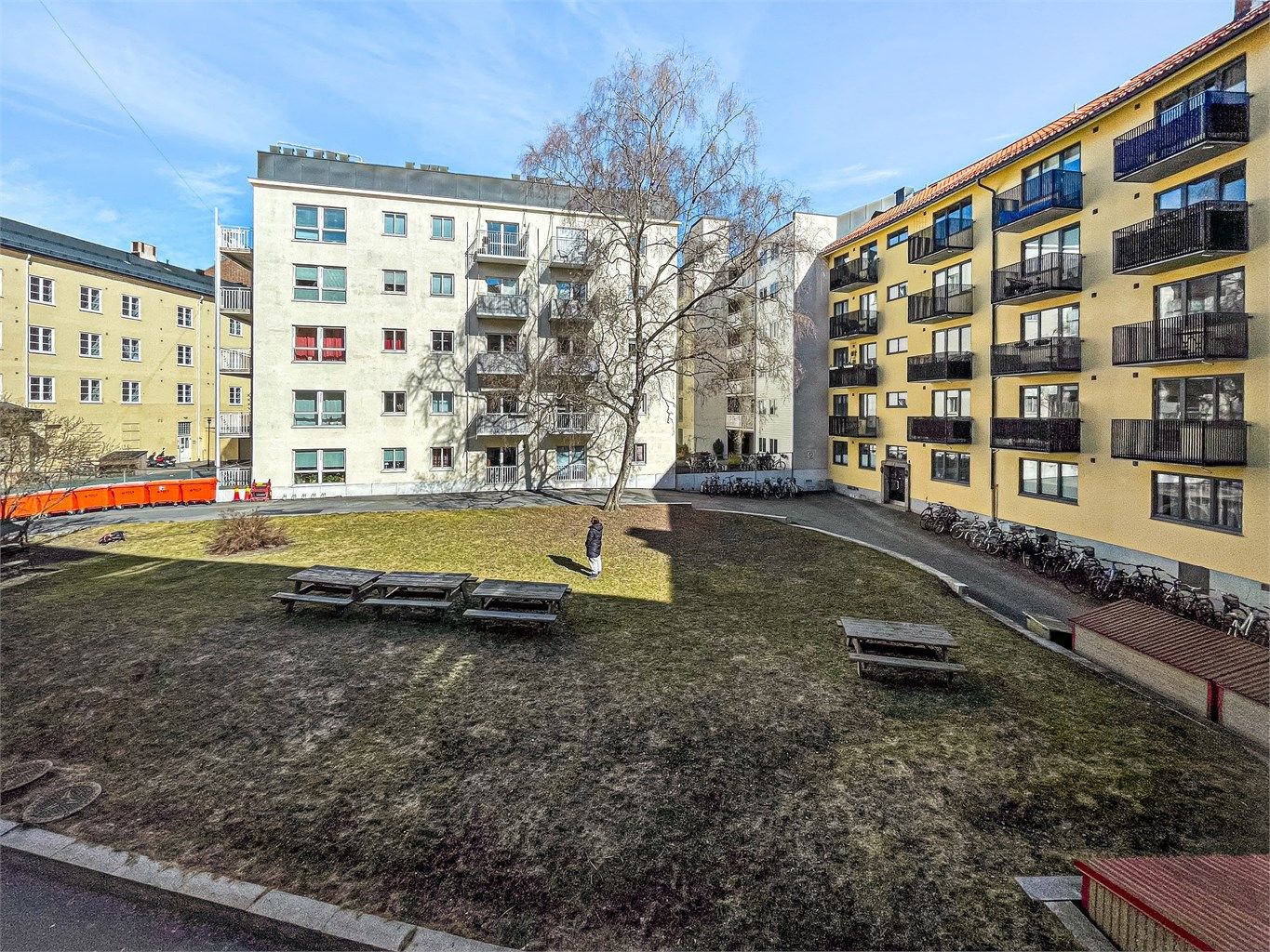 Velkommen til et svært veldrevet borettslag, som har et trivelig og skjermet gårdsrom med sittegrupper og gressplen.