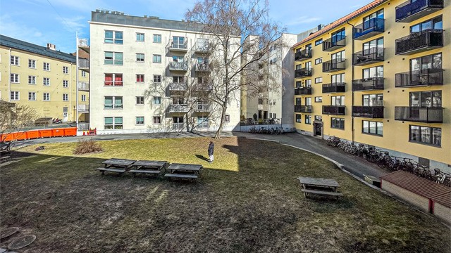 Velkommen til et svært veldrevet borettslag, som har et trivelig og skjermet gårdsrom med sittegrupper og gressplen.