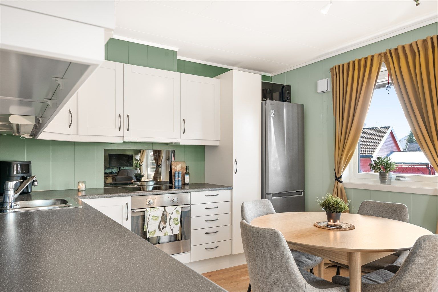 Det er montert belysning under overskapene som gir godt arbeidslys på kjøkkenbenken.