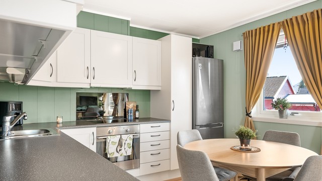 Det er montert belysning under overskapene som gir godt arbeidslys på kjøkkenbenken.