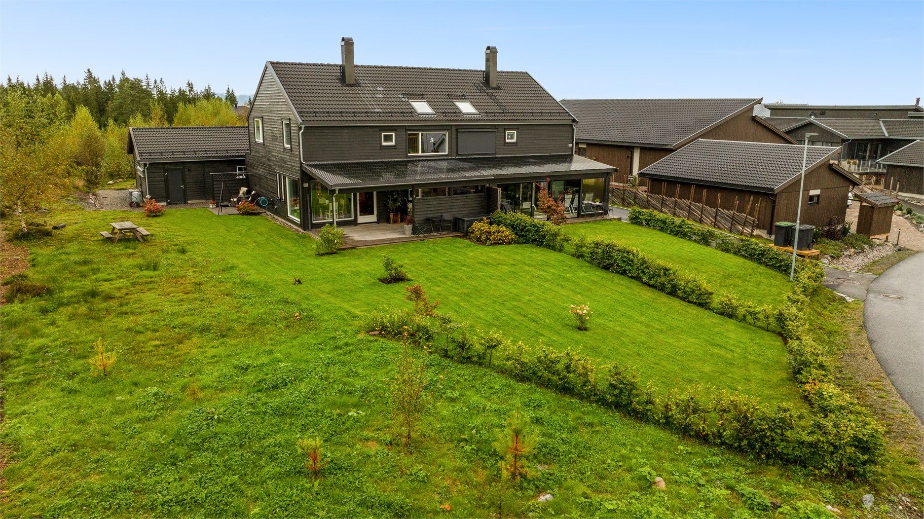 En tomannsbolig med flott beliggenhet langs markagrensa.